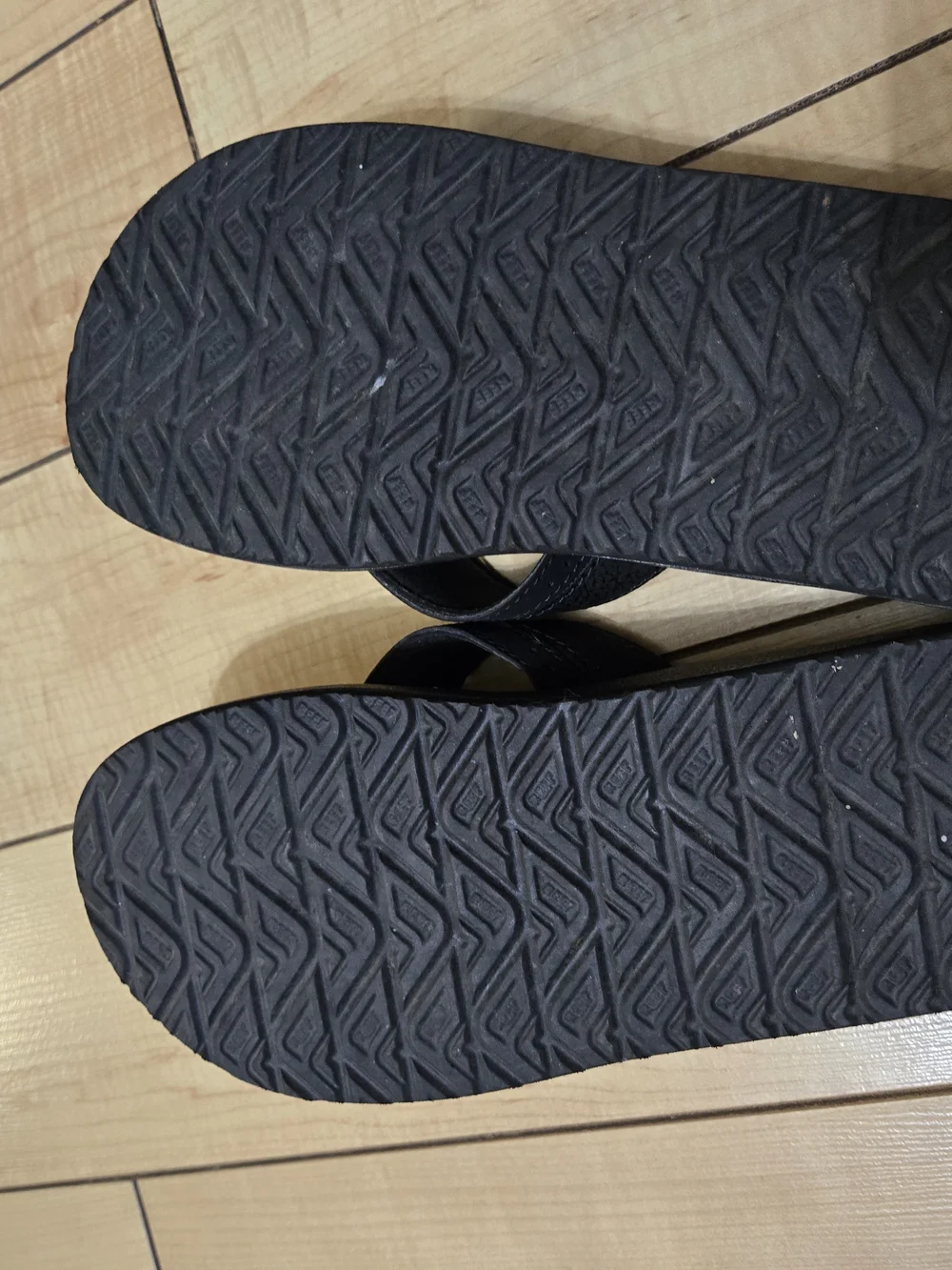 NWOT Reef Men's Black Cushioned Flip Flops
